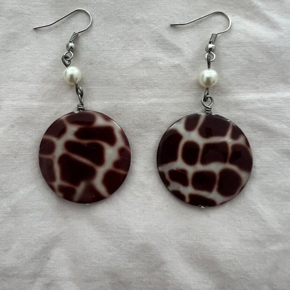 Women's Giraffe Print Round Dangle Earrings with a touch of Pearls, Pre-owned - Picture 2 of 4